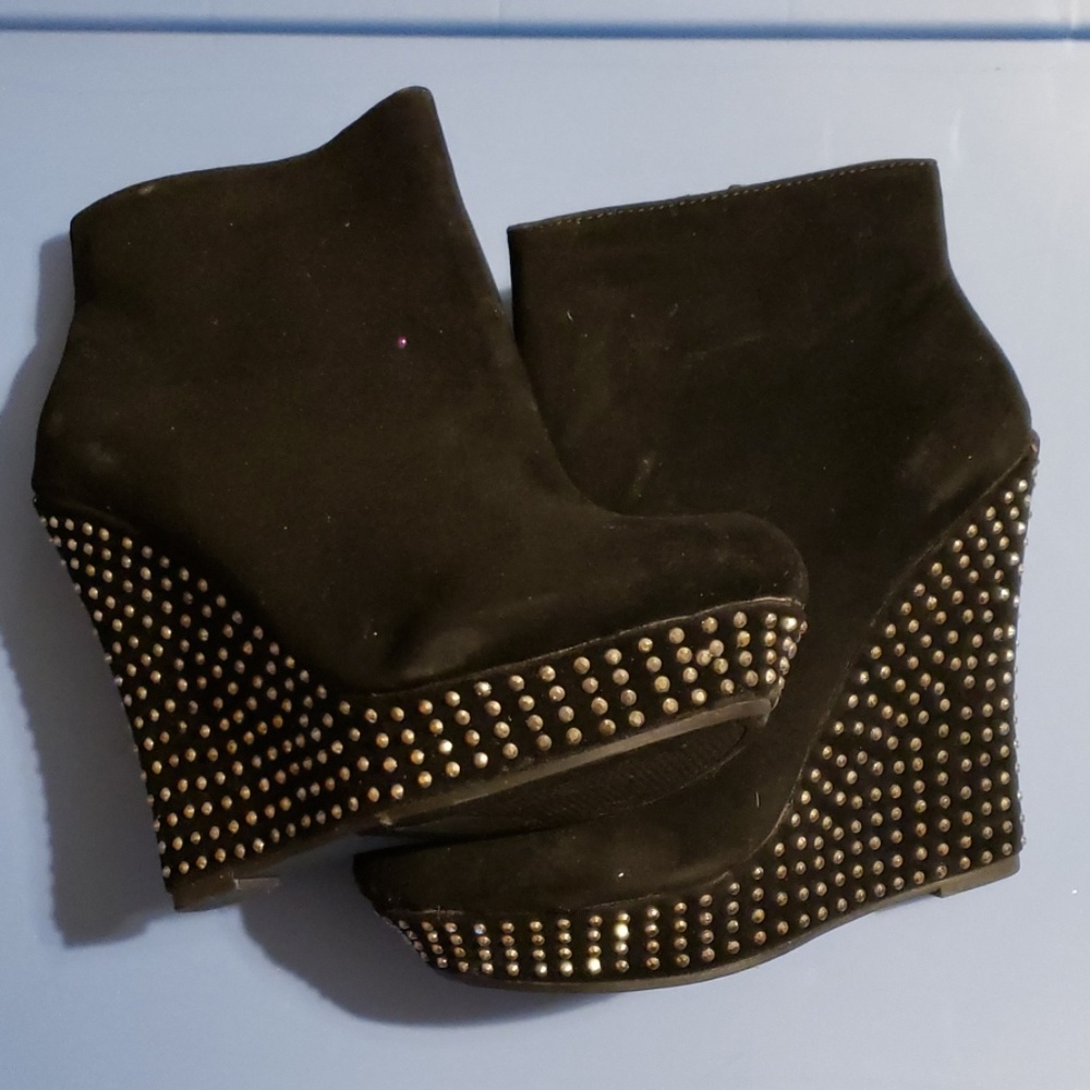 Black wedges booties